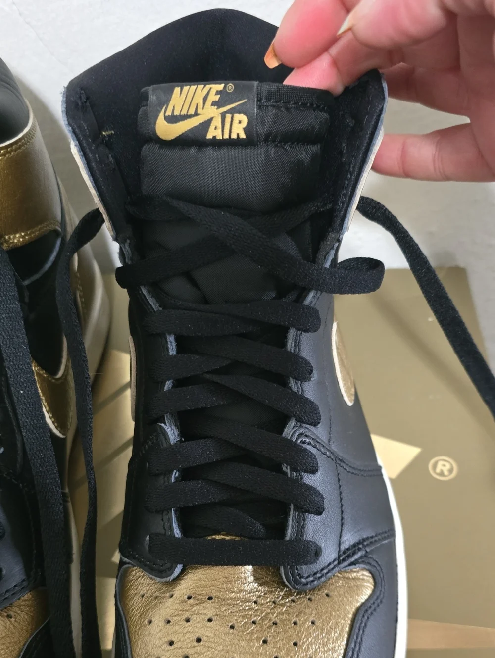 Jordan 1 Mid - Black/Gold